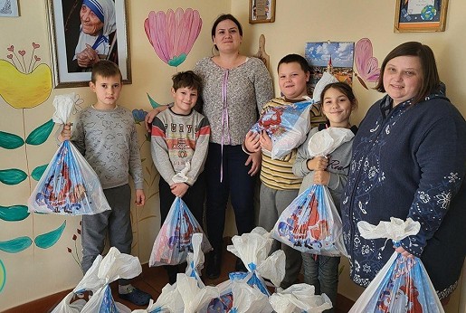 Tisza Automotive donated three hundred New Year gift packages